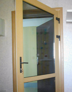 Установка металлопластиковой двери - вид изнутри квартиры