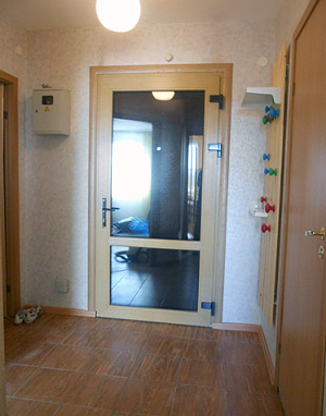 Установка металлопластиковой двери в качестве второй при входе в квартиру