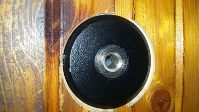 Врезка бронированной накладки скважины замка Барьер в деревянную отделку двери