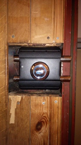 Замена сувальдного замка Керберос на накладной Барьер-каре на металлической двери с деревянной отделкой вагонкой