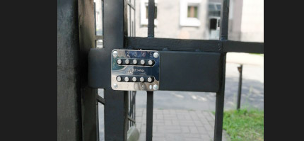 Установка врезного кодового замка в металлическую дверь