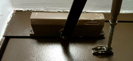 Установка магнитного замка с доводчиком