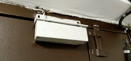 Установка магнитного замка на дверь